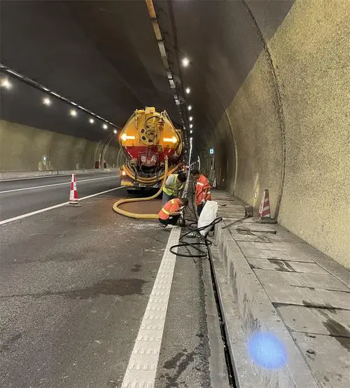 抚远隧道排水渠清淤